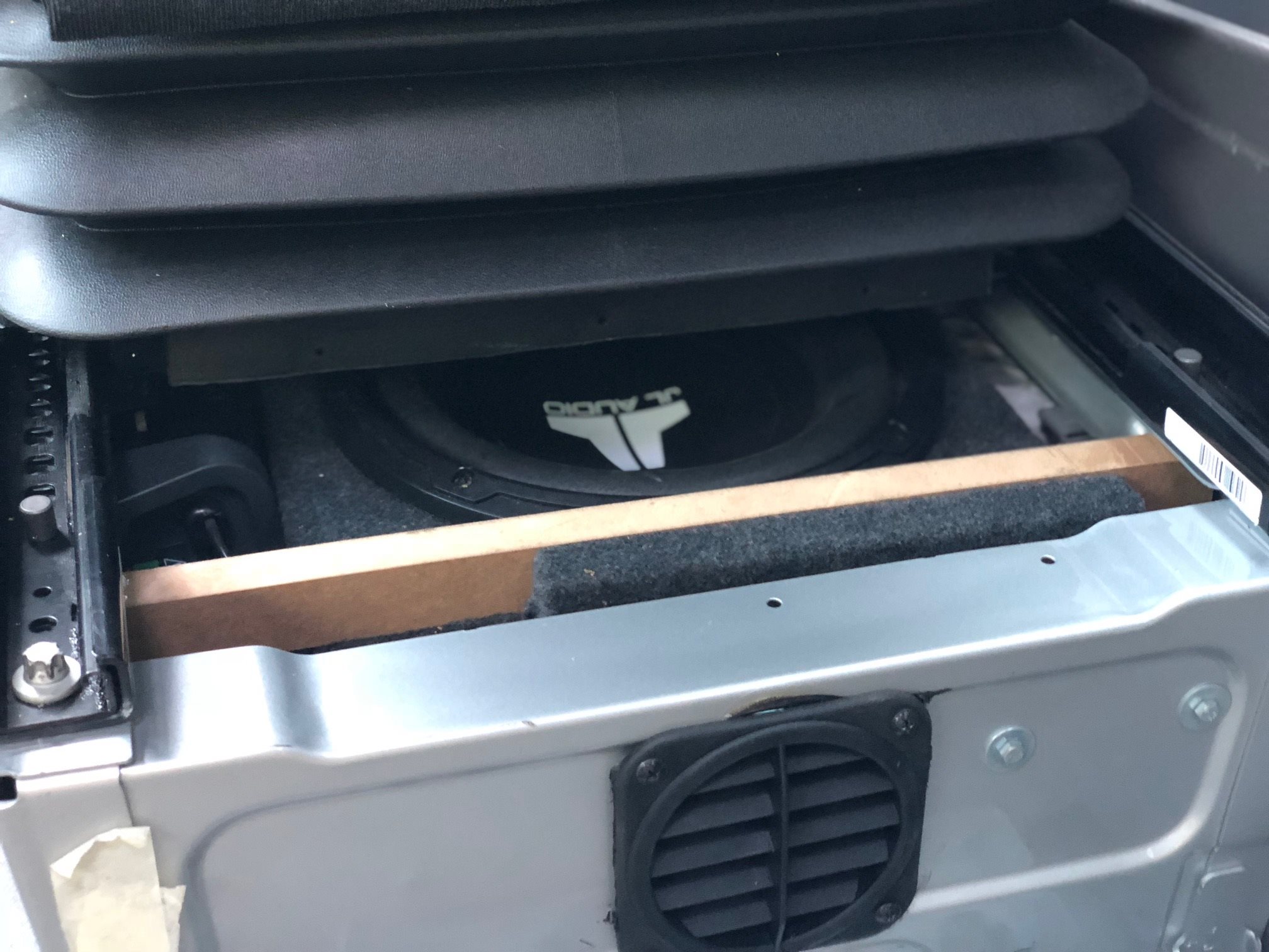 10″ Subwoofer im Untersitzgehäuse