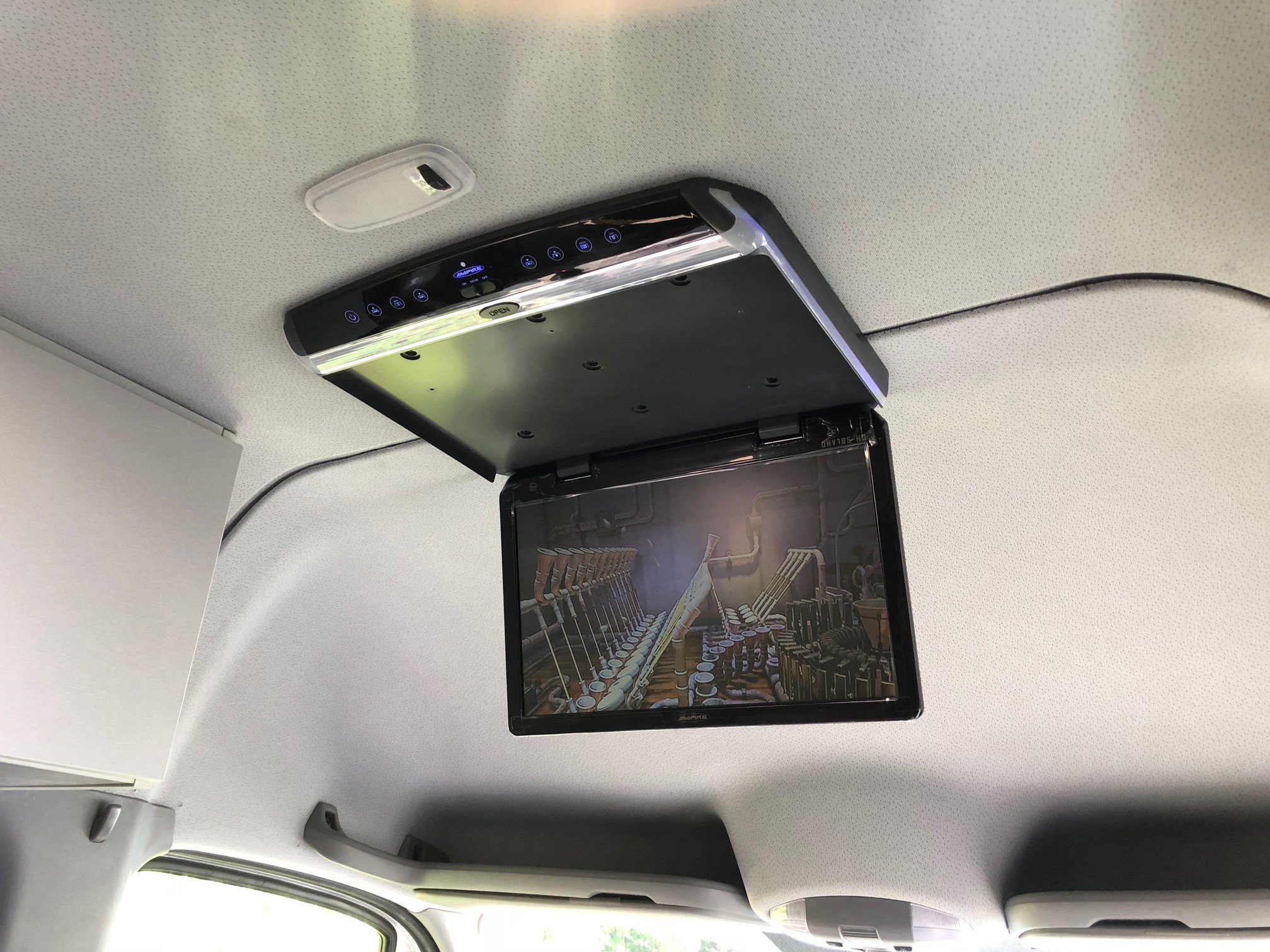Deckenmonitor ausgeklappt – Mercedes Sprinter