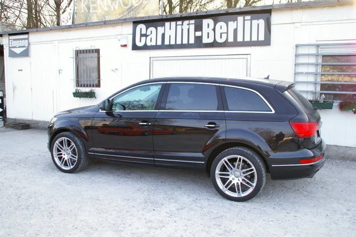 Audi Q7 mit GFK-Reserveradmuldenausbau, 2x Rainbow Amboss 10" Sub