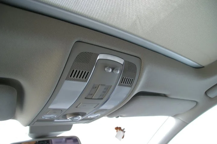 Audi Q7 mit GFK-Reserveradmuldenausbau, 2x Rainbow Amboss 10" Sub – Foto 3