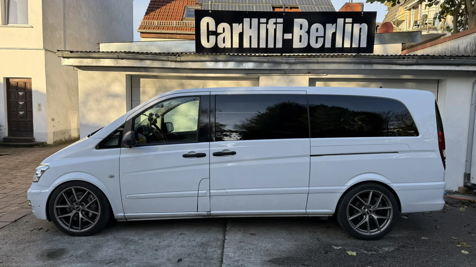 Mercedes Viano mit HighEnd Vollaktiv Brax Soundsystem, Brax Subwoofer unterm Beifahrersitz, Volldämmung, HighEnd Kenwood Navigatiosradio und Kamera Rundum Programm