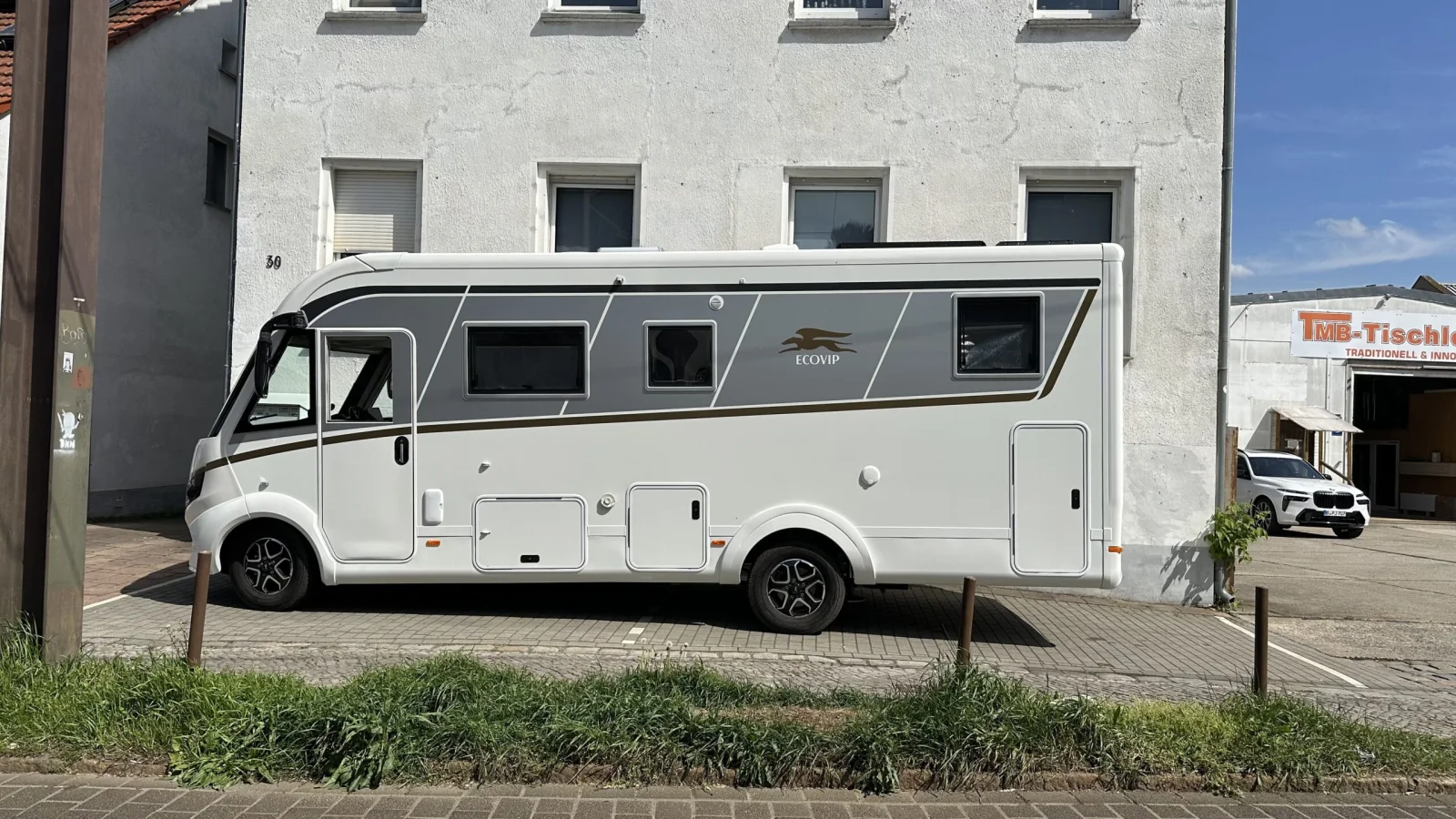Fiat Ducato Wohnmobil mit Kenwoods Flagschiff ausgestattet, dem DNR992RVS, mit integrierter Garmin LKW/Camper Navigation, Wireless Apple Car/AndroidAuto, 10" HD Monitor, 4x Kameraeingang, DAB+, usw. Verbaut wurde noch eine Kenwood DashCam welche sich über