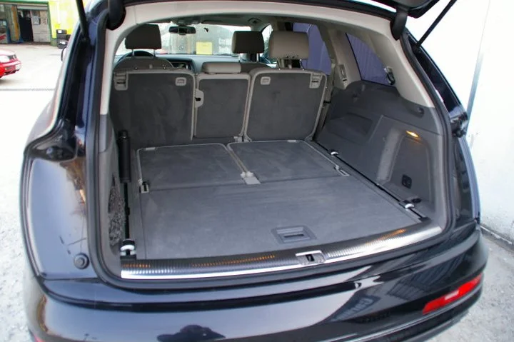 Audi Q7 mit GFK-Reserveradmuldenausbau, 2x Rainbow Amboss 10" Sub – Foto 4