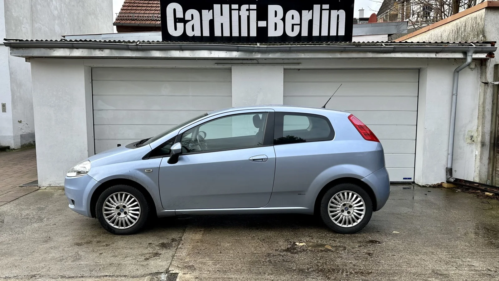 Fiat Punto, Verbaut wurden: Pioneer 9" Moniceiver mit Wireless CarPlay und AndroidAuto, DAB+, 2-Wege Frontsystem, Dämmung, Match 5-Kanal Endstufe mit DSP, Reserveradgehäuse mit 2x 8" Helix Subwoofern