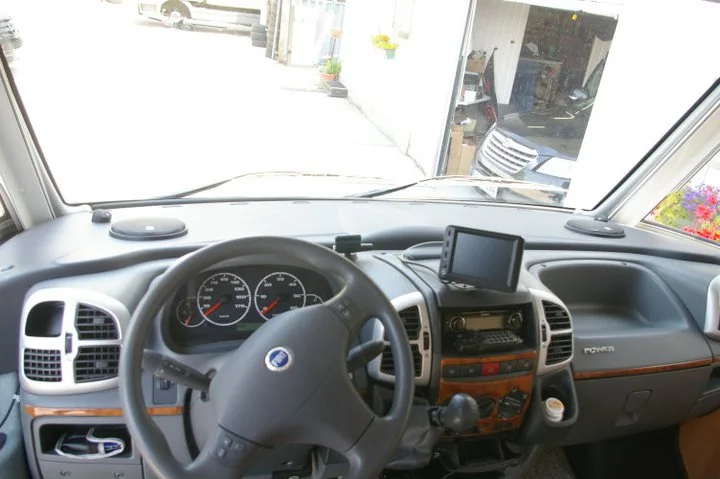 Bürstner Wohnmobil mit Rainbow Soundsystem – Foto 2