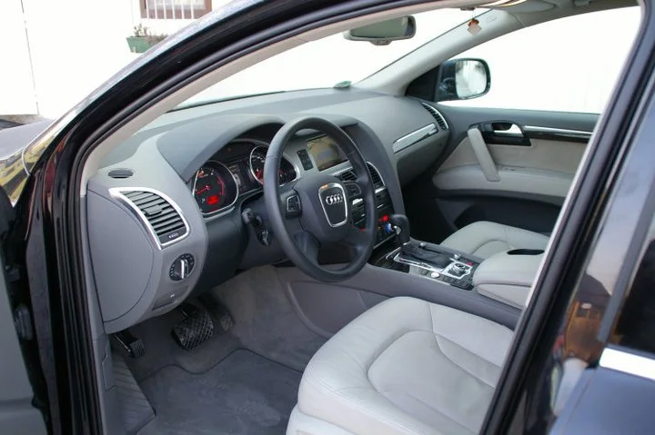 Audi Q7 mit GFK-Reserveradmuldenausbau, 2x Rainbow Amboss 10" Sub – Foto 2