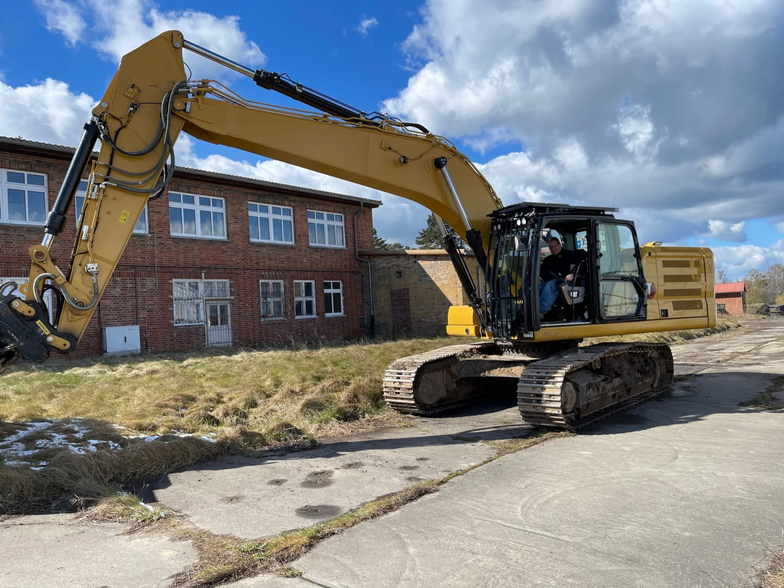 Caterpillar Bagger mit Soundsystem ausgestattet