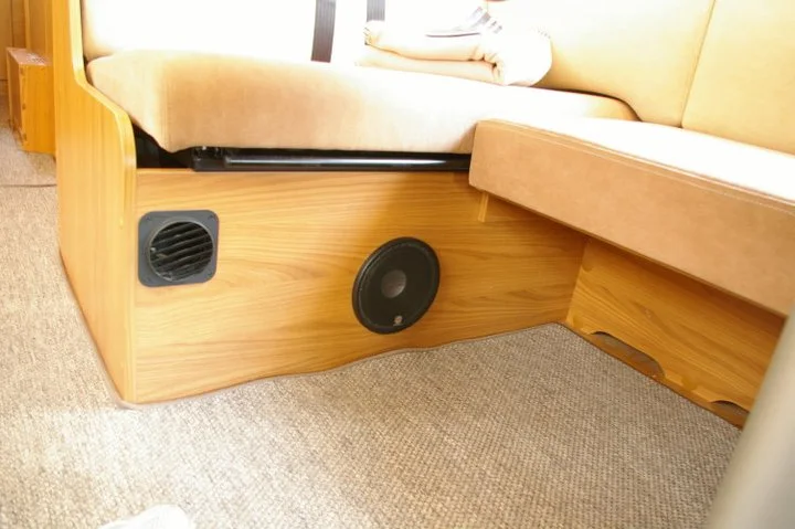 Bürstner Wohnmobil mit Rainbow Soundsystem – Foto 4