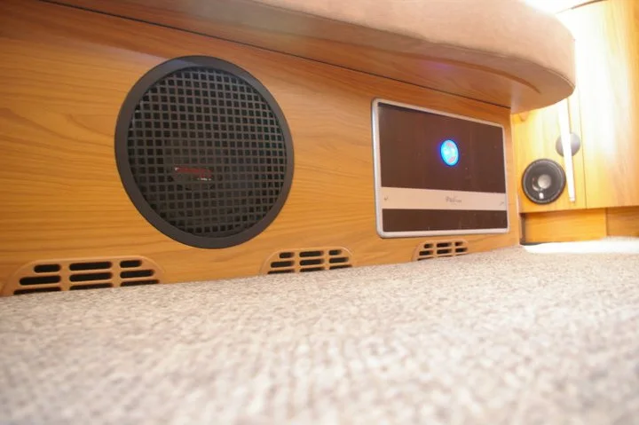 Bürstner Wohnmobil mit Rainbow Soundsystem – Foto 6