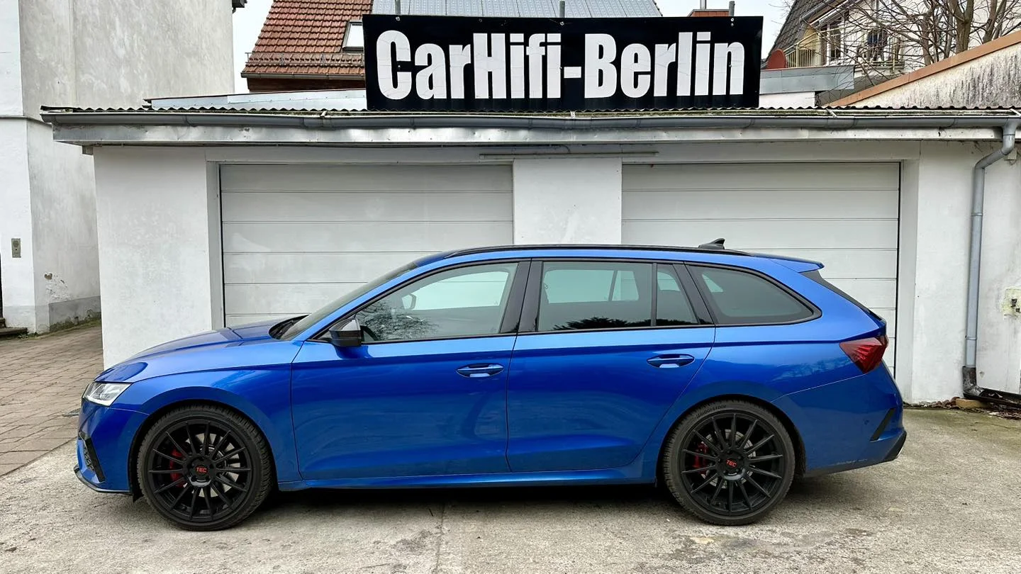 Skoda Octavia IIII Helix Dämmung Türen 10“ Helix Subwoofer im anfertigen GFK-Seitenteilgehäuse, alles angetrieben von einer Match 6 Kanal Endstufe