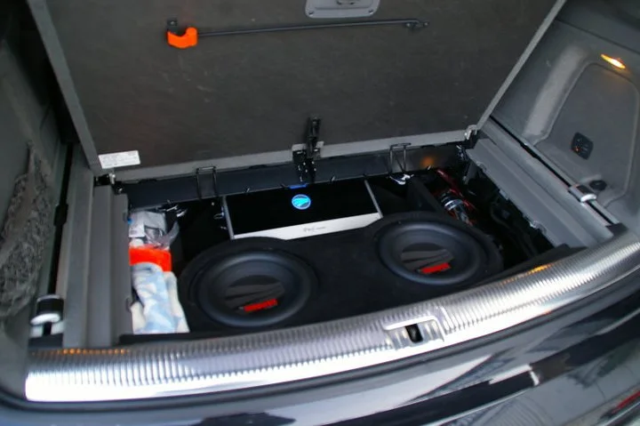 Audi Q7 mit GFK-Reserveradmuldenausbau, 2x Rainbow Amboss 10" Sub – Foto 5